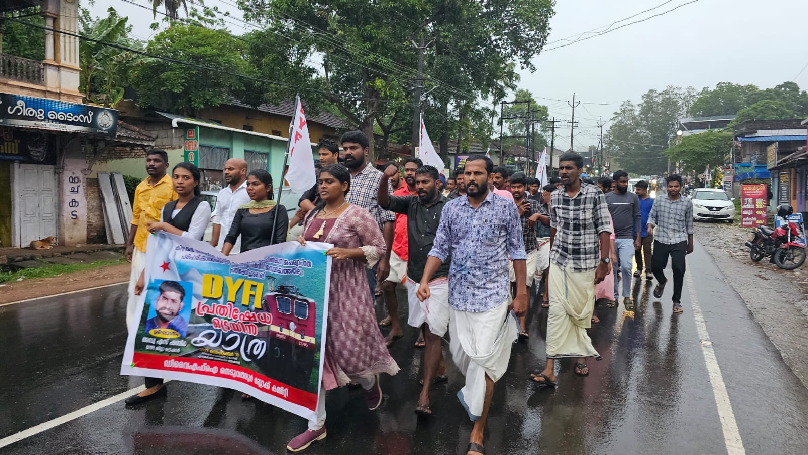 ഡിവൈഎഫ്ഐ നെടുവത്തൂർ ബ്ലോക്ക് കമ്മിറ്റി നേതൃത്വത്തിൽ സംഘടിപ്പിച്ച പ്രതിഷേധ മാർച്ചും ട്രെയിന്‍ യാത്ര എഴുകോൺ റെയിൽവേ സ്‌റ്റേഷനിൽ ജില്ലാ ട്രഷറർ സഖാവ് അഡ്വ എസ് ഷബീർ ഉദ്ഘാടനം ചെയ്തു